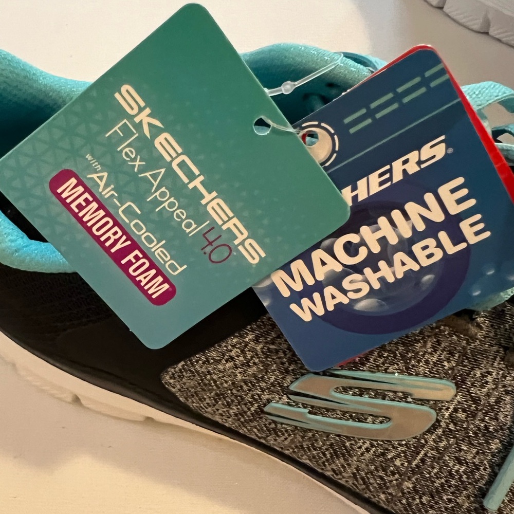 NWOB SKECHERS Flex Appeal 4.0 Black Light
NWT
Blue Sneakers w Memory Foam size 8 - Picture 11 of 12